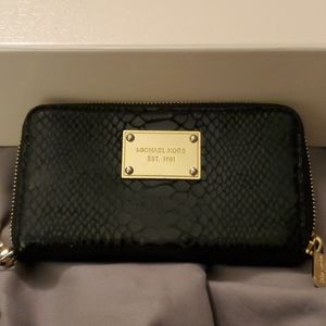 Black wristlet wallet